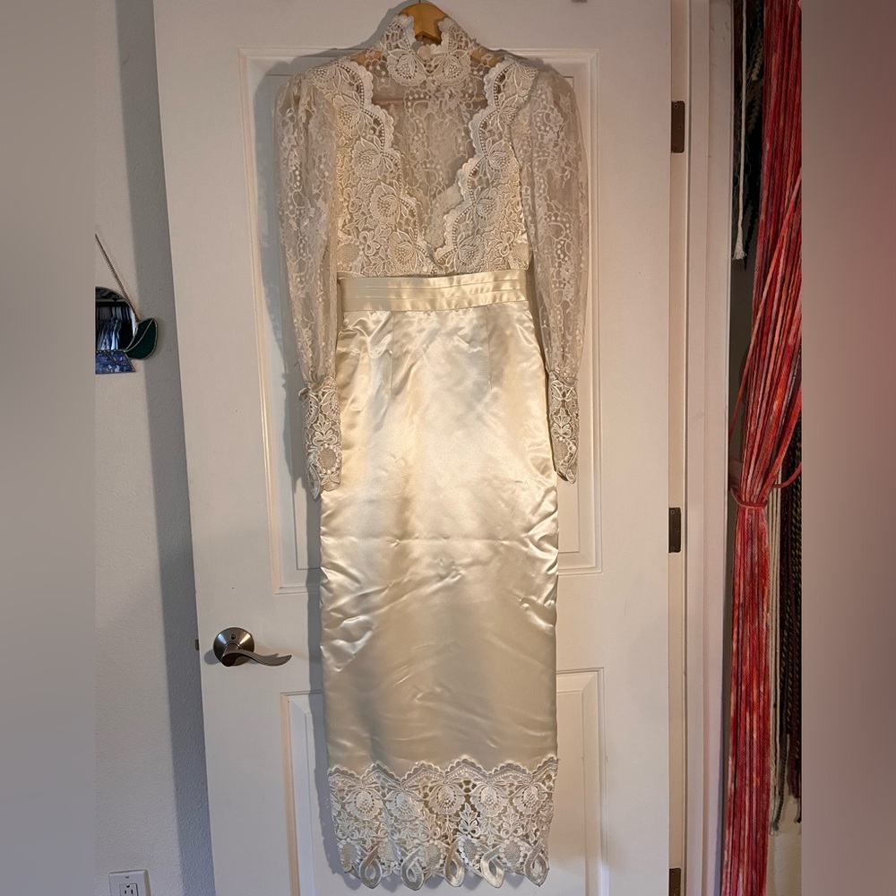 Stunning Vintage Wedding Dress - Ivory